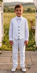 Официален костюм за момче с елек в бяло с едноредово закопчаване, риза в бяло, панталон в бял цвят и папийонка