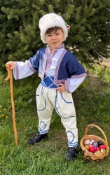 Бебешка/детска народна носия за момче с риза, потури, пояс, елек с шевици и аксесоар за калпак в синьо и бяло
