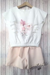 Летен комплект за момиче от къси панталони в прасковено и блуза с къс ръкав тип прилеп, къдрички и нежни цветя в цвят екрю
