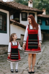 Дамска народна носия 44-сукман в червено и престилка в черно с фолклорни/етно мотиви 