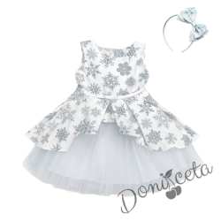 Детска коледна рокля в бяло на сиви снежинки с тюл в бяло и коланче в бяло и коледна диадема с панделка