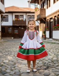 Детска етно рокля с дълъг ръкав в бяло, зелено и червено с фолклорни мотиви