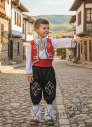 Мъжка или детска народна носия за момче 100 с фолклорни/етно мотиви, с елек и пояс в червено и гети