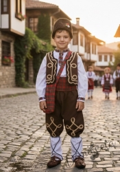 Детска народна носия за момче 77 с риза, потури и елек в кафяво, каре пояс, гети, торбичка  и калпак