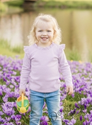 Детска блуза в лилаво с дълъг ръкав и къдрички на рамената и бието 