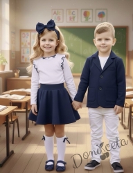 Комплект от детско сако трико за момче в тъмносиньо с джобчета и панталон в бяло