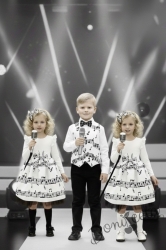 Детска рокля с дълъг ръкав в бяло с ноти и тюл в долната част