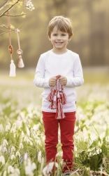 Комплект от детска блузка в бяло и панталон в червено