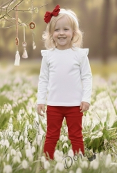 Комплект от детска блузка в бяло с къдрички на раменете и бието и панталон в червено за момиче