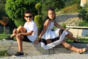 Официална детска рокля в бяло на точки в черно 