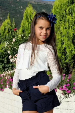 Къси панталони в тъмносиньо с коланче за момиче 9145444