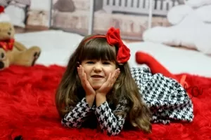 Детска рокля с дълъг ръкав в каре пепит с червен тюл