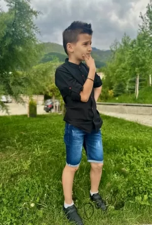 Комплект от риза за момче в черно и къси дънки 3
