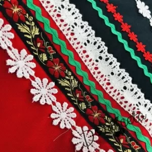 Детска народна носия 48-сукман, зелена престилка с фолклорни/етно мотиви и елек и диадема 6