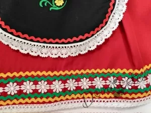 Детска народна носия 75-сукман в червено и престилка в черно на цветя с фолклорни етно мотиви 1