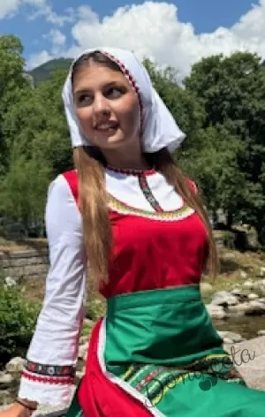 Забрадка кърпа за коса в бяло с цветя в червено към народна носия4