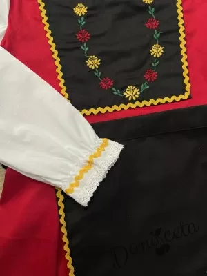 Народна носия за момиче 51 - сукман в червено, с престилка в черно с фолклорни/етно мотиви, с дълъг ръкав 3