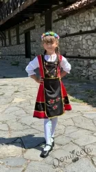 Детска народна носия 51-сукман в червено, с престилка в черно с фолклорни/етно мотиви, с дълъг ръкав