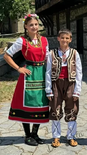 Дамска или детска народна носия 79-сукман в червено, колан и престилка в зелено с фолклорни/етно мотиви 