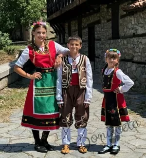 Дамска или детска народна носия 79-сукман в червено, колан и престилка в зелено с фолклорни/етно мотиви 