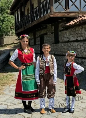 Дамска или детска народна носия 79-сукман в червено, колан и престилка в зелено с фолклорни/етно мотиви 