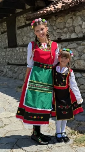 Дамска или детска народна носия 79-сукман в червено, колан и престилка в зелено с фолклорни/етно мотиви 