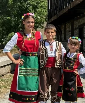 Дамска или детска народна носия 79-сукман в червено, колан и престилка в зелено с фолклорни/етно мотиви 