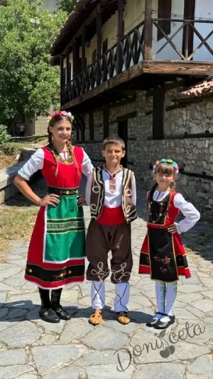 Дамска или детска народна носия 79-сукман в червено, колан и престилка в зелено с фолклорни/етно мотиви 