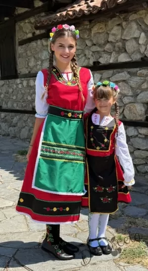 Дамска или детска народна носия 79-сукман в червено, колан и престилка в зелено с фолклорни/етно мотиви 