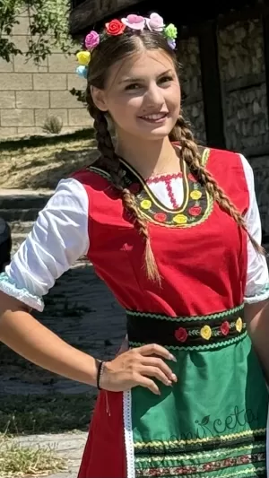 Дамска или детска народна носия 79-сукман в червено, колан и престилка в зелено с фолклорни/етно мотиви 