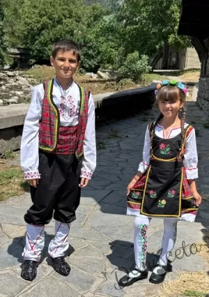 Дамска или детска народна носия за момиче 50- сукман с каре в червено, с престилка в черно с фолклорни/етно мотиви и 3/4 ръкав Карена