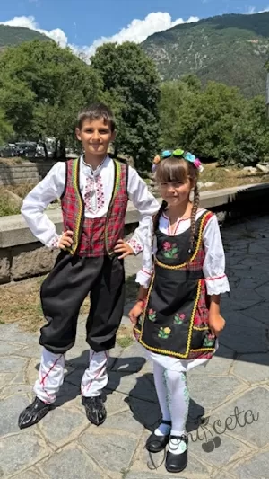 Дамска или детска народна носия за момиче 50- сукман с каре в червено, с престилка в черно с фолклорни/етно мотиви и 3/4 ръкав Карена