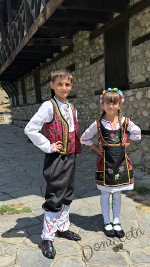 Дамска или детска народна носия за момиче 50- сукман с каре в червено, с престилка в черно с фолклорни/етно мотиви и 3/4 ръкав Карена