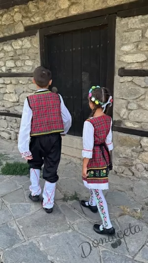 Дамска или детска народна носия за момиче 50- сукман с каре в червено, с престилка в черно с фолклорни/етно мотиви и 3/4 ръкав Карена