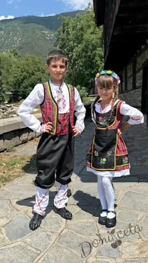 Дамска или детска народна носия за момиче 50- сукман с каре в червено, с престилка в черно с фолклорни/етно мотиви и 3/4 ръкав Карена