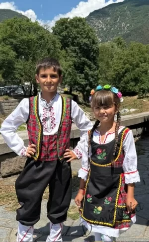 Дамска или детска народна носия за момиче 50- сукман с каре в червено, с престилка в черно с фолклорни/етно мотиви и 3/4 ръкав Карена