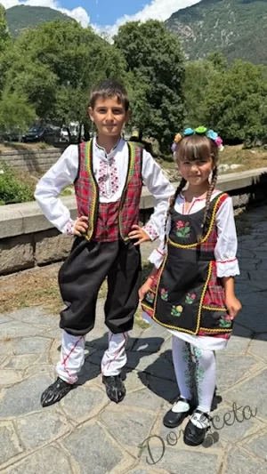 Дамска или детска народна носия за момиче 50- сукман с каре в червено, с престилка в черно с фолклорни/етно мотиви и 3/4 ръкав Карена