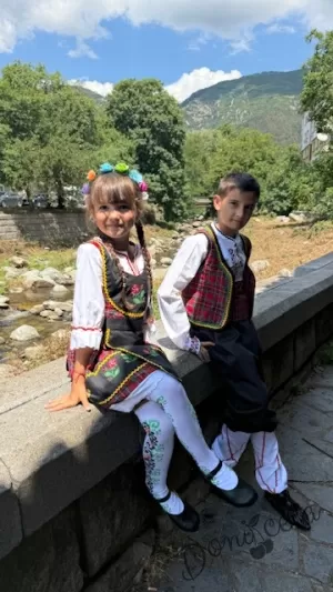 Дамска или детска народна носия за момиче 50- сукман с каре в червено, с престилка в черно с фолклорни/етно мотиви и 3/4 ръкав Карена