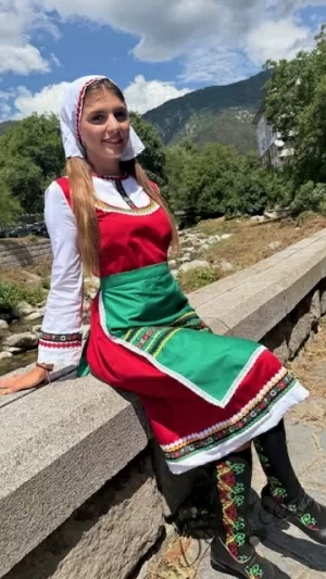 Дамска или детска народна носия 99-сукман в червено и престилка в зелено с фолклорни/етно мотиви със забрадка