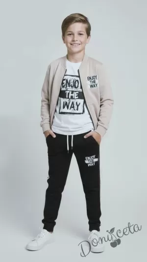 Детски спортен комплект за момче от 3 части- суитшърт в бежово, блуза в бяло с надпис и панталон в черно