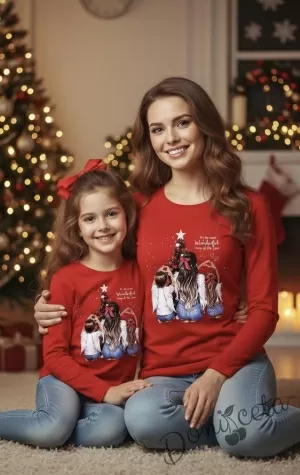 Дамска коледна блуза в червено с майка и деца пред елха
