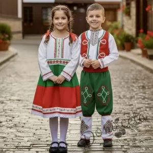 Детска народна носия 72 трибагреник-сукман в бяло, зелено и червено с фолклорни мотиви етно