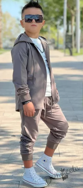 Детски спортен комплект за момче от 3 части- суитшърт в кафяво с връзки и надпис на гърба, блуза в бяло с надпис и долнище в кафяво 