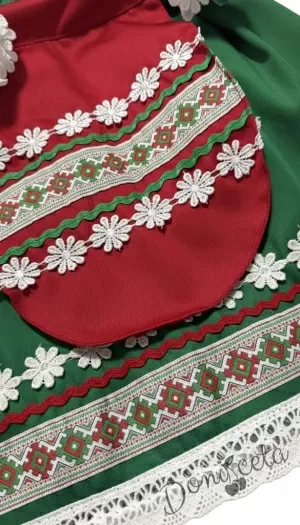 Дамска/детска народна носия трибагреник-риза в бяло, пола в зелено и престилка в червено с фолклорни/етно мотиви   