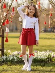Комплект за момиче от къси пола-панталони в червено и блуза в бяло с дълъг ръкав с къдрички обкрайчени в червено