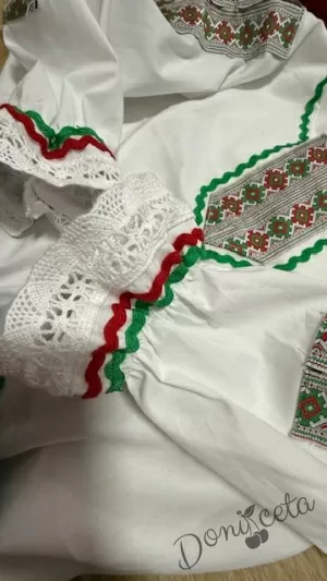 Дамска/детска народна носия трибагреник-риза в бяло, пола в зелено,елек в червено и престилка в червено с фолклорни/етно мотиви   