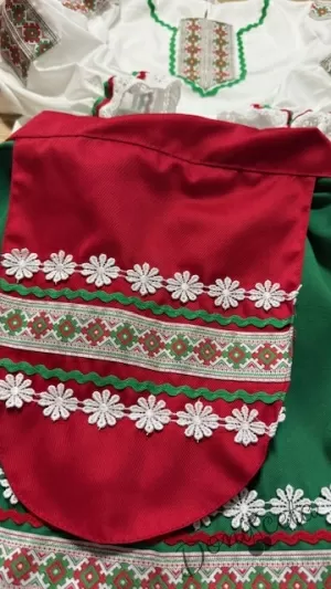 Дамска/детска народна носия трибагреник-риза в бяло, пола в зелено,елек в червено и престилка в червено с фолклорни/етно мотиви   