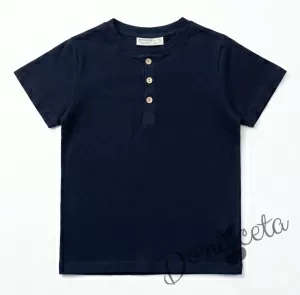 Детска блуза за момче в тъмно синьо с къс ръкав и бежови копчета 