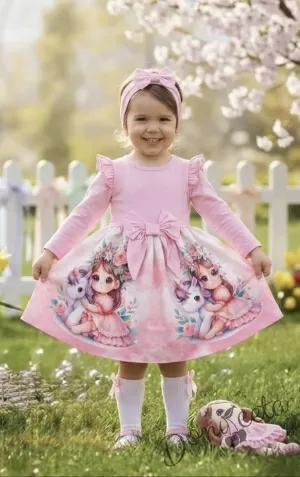 Детска рокля с дълъг ръкав в розово с къдрички, панделка и картинка на момиченце с еднорог
