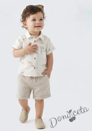 Летен комплект за момче от риза в бяло с мотив листа и бежови къси панталонки